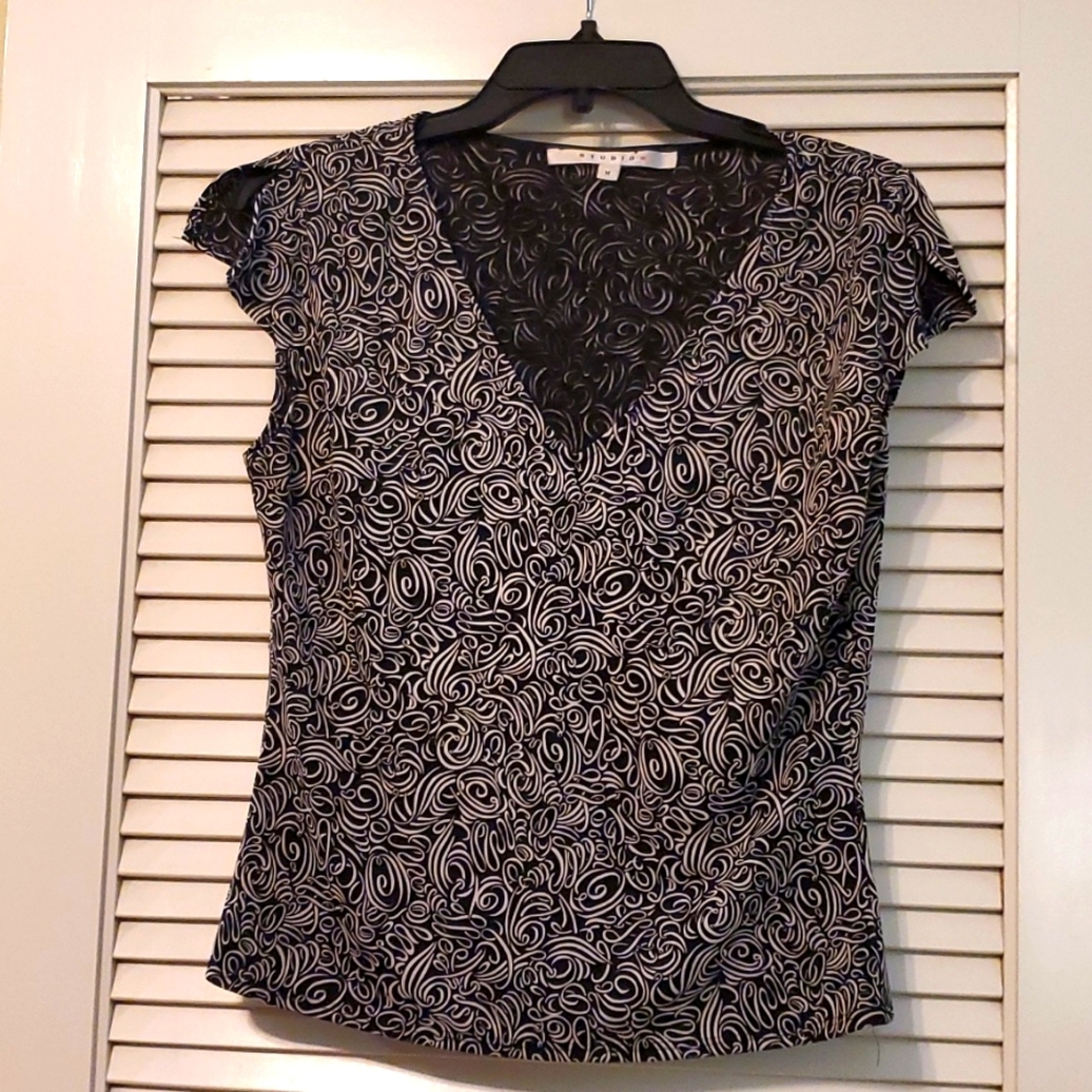 STUDIO M SLIT SHORT SLEEVE V-NECK TOP